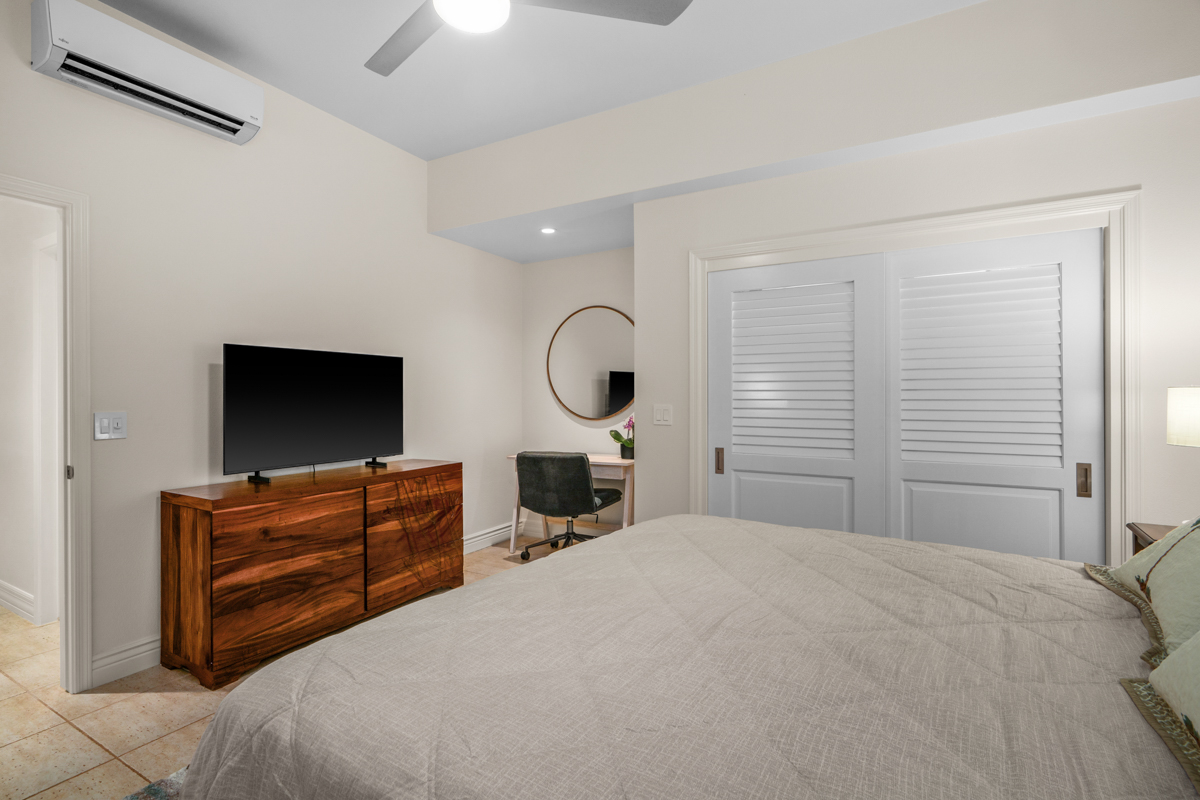 Second bedroom with desk
